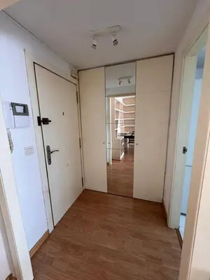 an empty room with a door and a hallway at Ciudad de las Artes y Arena Roig apartmento in Valencia