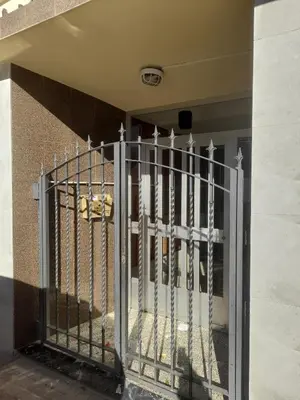 a gate in front of a building with a fire hydrant at Lujoso Apartamento en Valencia 3 Dormitorios con Parking in Paterna