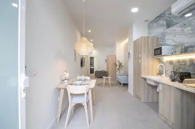a kitchen and dining room with a table and chairs at PPA22 Loft Valencia - Acogedor loft cercano al metro Zona Ayora in Valencia
