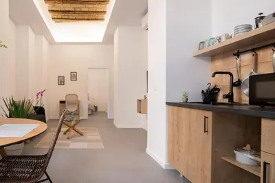 a kitchen with a table and a dining room at ESC - Loft Valencia Cómodos y espaciosos estudios cercanos a estación Joaquín Sorolla in Valencia