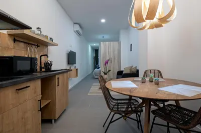 a kitchen and dining room with a table and chairs at ESC - Loft Valencia Cómodos y espaciosos estudios cercanos a estación Joaquín Sorolla in Valencia