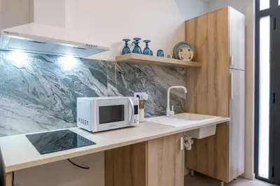 a kitchen with a microwave on a counter at RM1 - Loft Valencia cómodos estudios dúplex cerca a la Avenida del Puerto in Valencia
