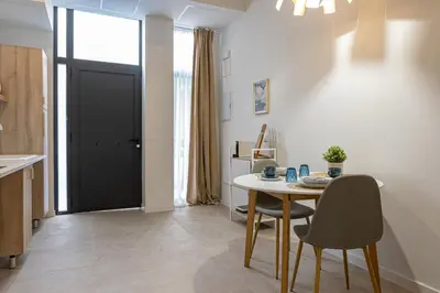 a kitchen and dining room with a table and chairs at RM1 - Loft Valencia cómodos estudios dúplex cerca a la Avenida del Puerto in Valencia