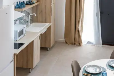 a kitchen with a sink and a table at RM1 - Loft Valencia cómodos estudios dúplex cerca a la Avenida del Puerto in Valencia