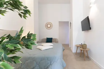 a white room with a bed with towels on it at MDB - Loft Valencia Bonito y cómodo estudio cerca a la estación Joaquín Sorolla in Valencia