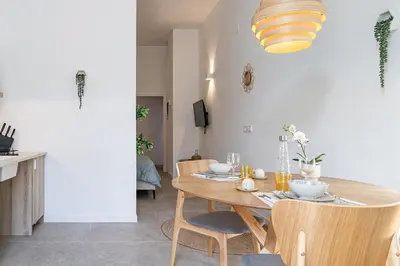 a dining room table with chairs and a light fixture at MDB - Loft Valencia Bonito y cómodo estudio cerca a la estación Joaquín Sorolla in Valencia