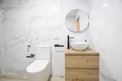 a bathroom with a toilet and a sink and a mirror at LN4 - Loft Valencia Espacioso y acogedor estudio cerca del metro zona Ayora in Valencia