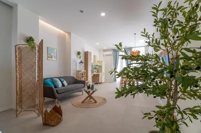 a living room with a couch and a plant at RM29 Loft Valencia - Espacioso estudio con terraza en zona Ayora in Valencia