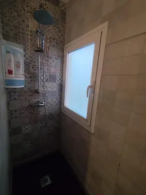 a bathroom with a window and a shower at Precioso estudio en la playa norte de Valencia in Puebla de Farnals