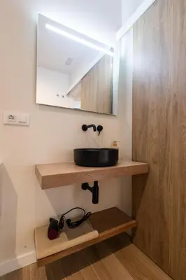 a bathroom with a sink and a mirror at Lisboa by Concept Flats in Valencia