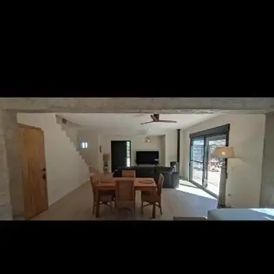 Casa con piscina junto al mar