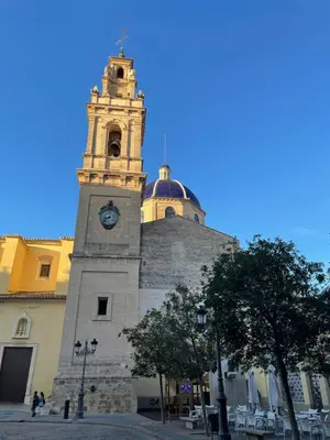 a clock tower on the side of a building at Valencia Apartamento Sol de Naranja in Sueca