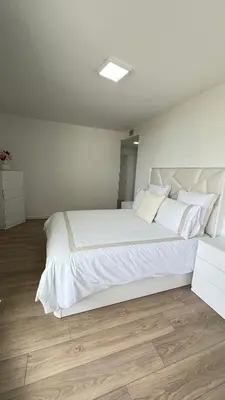 a bedroom with a large bed with white sheets and pillows at Apartamento Luxury in Valencia