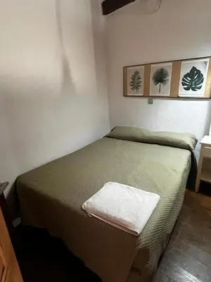 a small bedroom with a green bed in a room at Piso 4 - Apartamento Mercado Central in Valencia