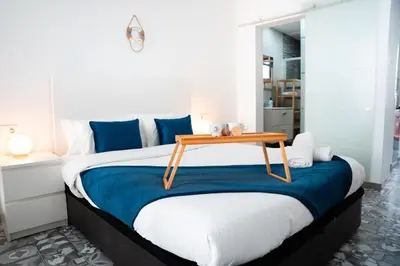 a bed with a wooden table on top of it at Apartamento a 7 minutos de la playa y cerca de la estación de autobús in Valencia