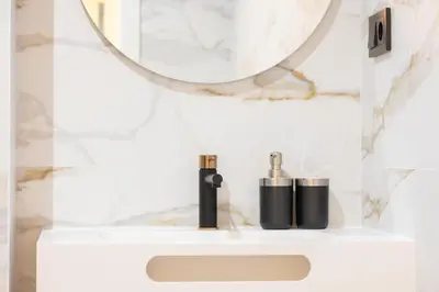 a bathroom with a white sink and a mirror at Valencia Central Flats-Moderno, junto al Roig Arena in Valencia