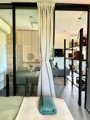 a bedroom with a bed and a dining room at Apartamento boutique luminoso a 5 min del metro in Bétera
