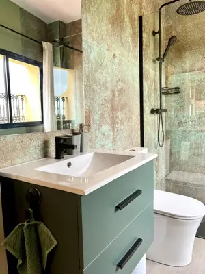 a bathroom with a sink and a shower at Apartamento boutique luminoso a 5 min del metro in Bétera