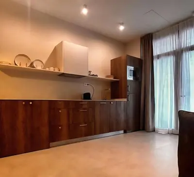 a kitchen with wooden cabinets and a shelf and a window at Pivote Flats-Playa B in Valencia