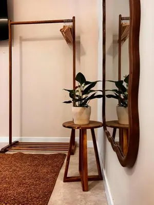 a mirror and a table with plants on it at Pivote Flats-Playa A in Valencia