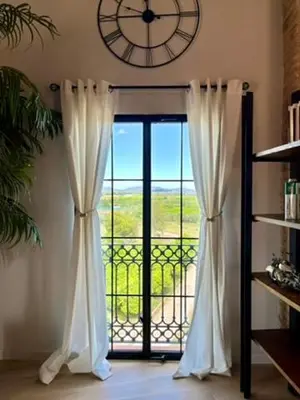 a room with a window with a clock on the wall at Luminoso loft boutique a 5 min del metro in Bétera