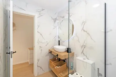 a bathroom with a sink and a mirror at Exclusivo apartamento a 5 minutos de la playa in Valencia