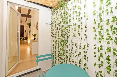 a room with a wall covered in ivy at Exclusivo apartamento a 5 minutos de la playa in Valencia