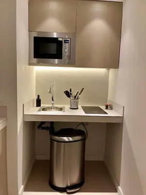a kitchen with a sink and a trash can at Osito Hub - Florista in Valencia