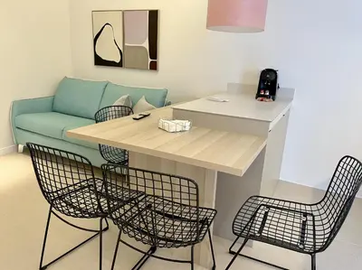 a living room with a table and chairs and a couch at Osito Hub - Florista in Valencia
