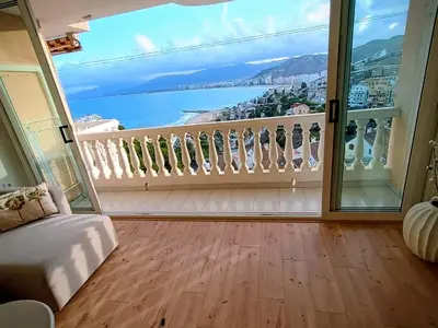 a room with a balcony with a view of the ocean at LOFT ROYAL - apartamento 