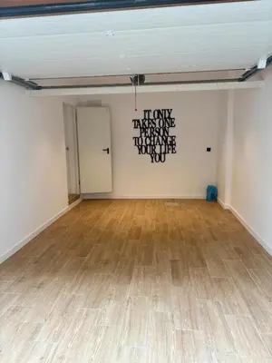 an empty room with a wooden floor and a painting on the wall at Family Home Valencia in Aldaia