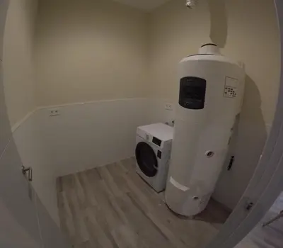 a small room with a dryer and a washing machine at Fabuloso apartamento en Ruzafa in Valencia