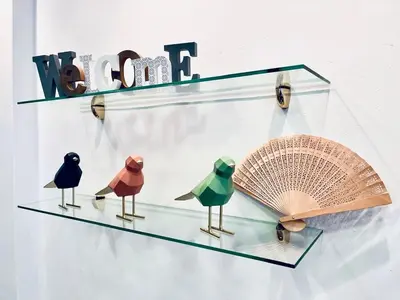 a glass shelf with birds and a fan on it at Planta baja en pleno centro de la playa in Moncófar