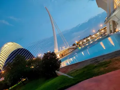 a view of the ambassador bridge at night at Habitacion cerca a Ciudad de las Artes y las Ciencias in Valencia