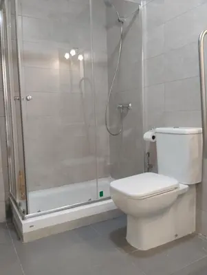 a bathroom with a toilet and a sink and a mirror at Acogedor apartamento en Valencia in Valencia