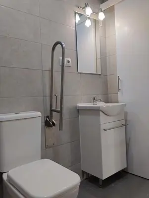 a bathroom with a toilet and a sink and a mirror at Acogedor apartamento en Valencia in Valencia