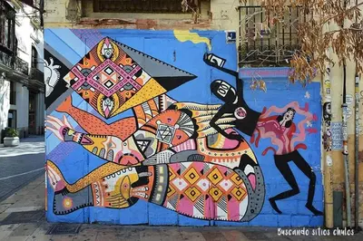 a wall with a painting of a dog on it at Bonito apartamento en Valencia in Valencia