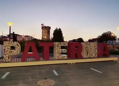 a large sign that reads park in a parking lot at casa cueva a 15 minutos del centro de Valencia in Paterna