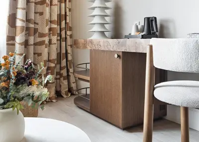 a living room with a counter and a chair at One Shot Puerta Ruzafa in Valencia