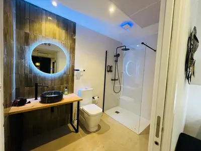 a bathroom with a sink and a toilet and a shower at Hotel con entrada independiente a pocos pasos de la Ciudad de las Artes y las Ciencias y el Oceanogràfic A solo 1 minuto caminando del Jardín del Turia in Valencia