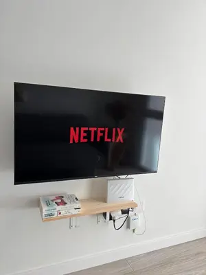 a tv on a wall with a netflix sign on it at Apartamento en Valencia Ruzafa in Valencia