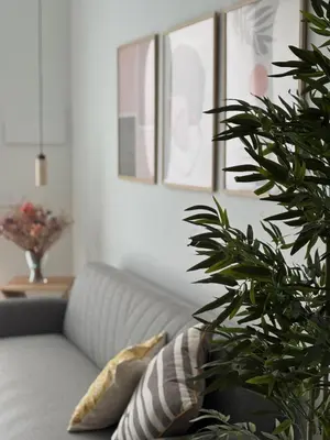 a living room with a couch and a plant at Apartamento en Valencia Ruzafa in Valencia
