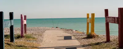 a dirt path leading to the ocean on a beach at La Luz de Lucia in Moncófar