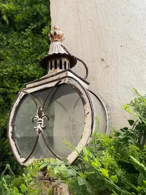an old street light sitting in the grass at Charming fisherman's house Cabanyal Cabañal in Valencia