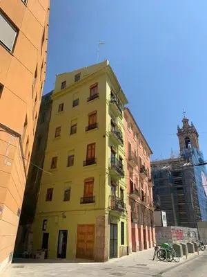 a yellow building on the side of a street at Piso 1 - Apartamento Mercado Central in Valencia