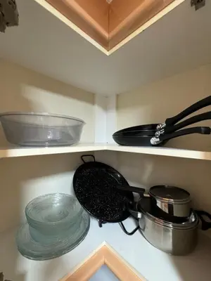 a kitchen with a stove and some plates and pans at Apartamento amanecer paseo marítimo in Cullera
