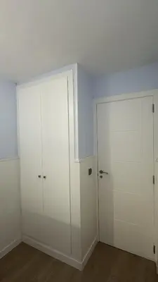 a room with two white cabinets and a wall at Apartamento Bahía Cullera I in Cullera