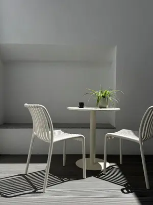 a table and two chairs and a table with a plant at Superloft in Burjasot