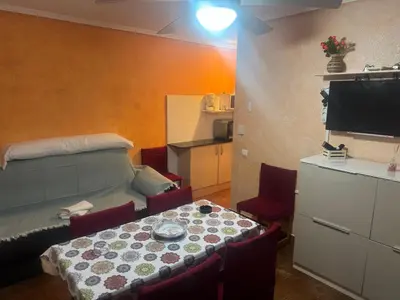 a small room with a table with chairs and a television at Apartamento en el faro de Cullera in Cullera