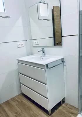 a bathroom with a sink and a mirror at Acogedora casa familiar de 4 habitaciones y gran terraza a metros de la playa in Puerto de Sagunto